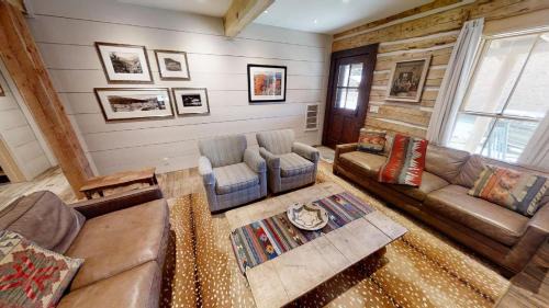 Red River Casa | Chula Vista Cabin - Pet Friendly - WiFi - Washer - Dryer - Fireplace - Grill