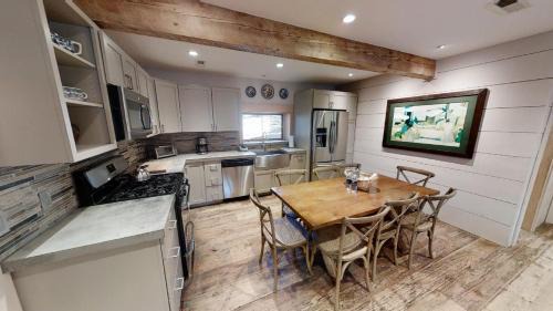 Red River Casa | Chula Vista Cabin - Pet Friendly - WiFi - Washer - Dryer - Fireplace - Grill