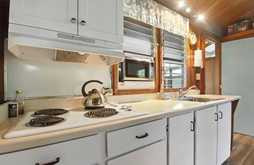 Hanalei Casa | Chung Cottage - un 1br / 1. Cabaña 5ba pasos de la bahía de Hanalei