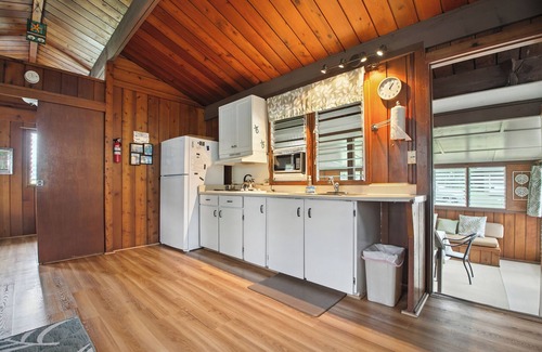 Hanalei Casa | Chung Cottage - un 1br / 1. Cabaña 5ba pasos de la bahía de Hanalei