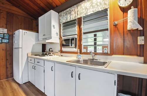 Hanalei Casa | Chung Cottage - un 1br / 1. Cabaña 5ba pasos de la bahía de Hanalei