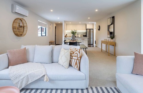 Upper Riccarton Casa | Church Corner, Parking and Large Living Area