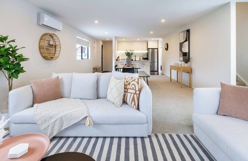 Upper Riccarton Casa | Church Corner, Parking and Large Living Area