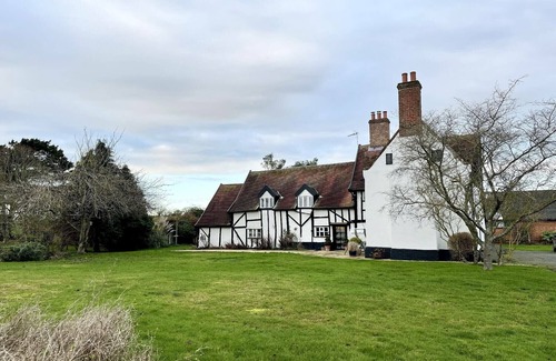 Cookley Cabaña | CHURCH FARMHOUSE, COOKLEY, pet friendly, with open fire in Halesworth