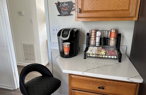 Church Hill Casa | Church Hill Fenced Pet Friendly One Level King Suite + 2 Queen Bedrooms