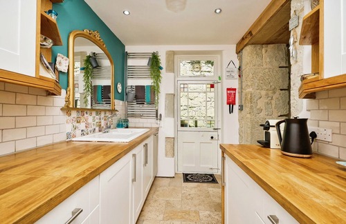 Bonchurch Cabaña | Church House - sleeps 6 guests in 3 bedrooms