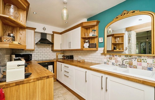 Bonchurch Cabaña | Church House - sleeps 6 guests in 3 bedrooms