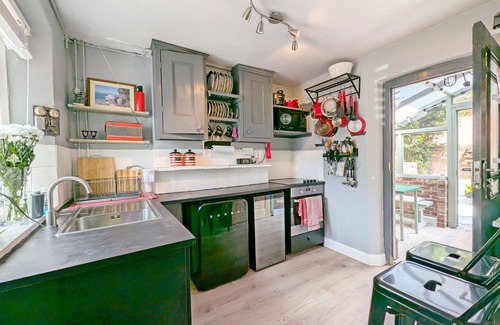 Emsworth Cabaña | Church Path - a town house that sleeps 6 guests in 3 bedrooms