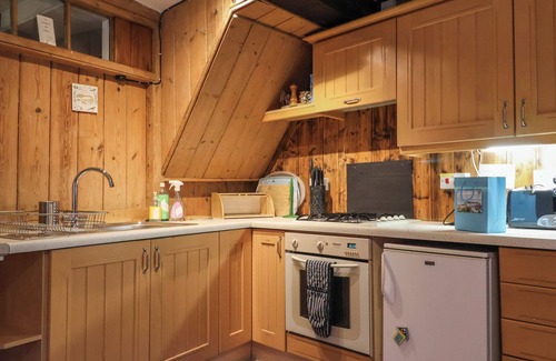 Lyme Regis Cabaña | CHURCH VIEW, family friendly, country holiday cottage in Lyme Regis