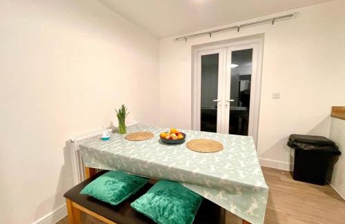 Twigworth Apartamento | Churchill House 3 Bedroom Sleeps 6 Free Parking