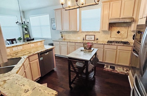 Southeast Arlington Casa | Ciao Bella! KING/Queen Beds, Pool/Spa-Spacious 2 story home centrally located!