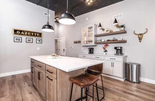 Galena Apartamento | Cider Sips & Cozy Nights @ Gazette Suites on Commerce St! Dedicated Parking!
