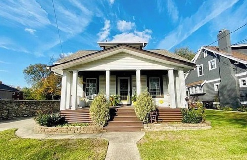 Wyoming Apartamento | Cincinnati Oasis Hot tub/Pool