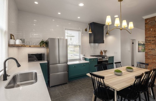 Walnut Hills Casa | Cincy Historic Gem: Sleeps 20 (5Min to Downtown & 40 Min to Ark)