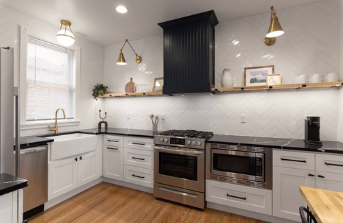 Walnut Hills Casa | Cincy Historic Gem: Sleeps 20 (5Min to Downtown & 40 Min to Ark)