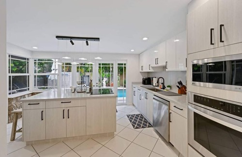 North Palm Beach Casa | Cinderella's Beach Cottage Heated Pool minutes from BEACH!!!