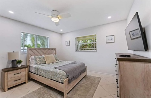 North Palm Beach Casa | Cinderella's Beach Cottage Heated Pool minutes from BEACH!!!
