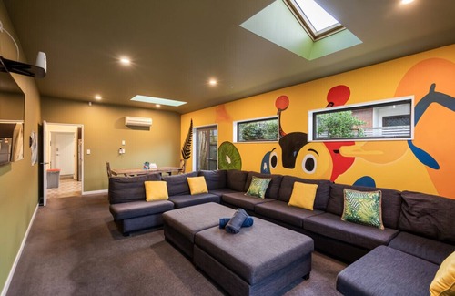 Linwood Casa | Kiwiana-6BD-Cinema-GamesRoom