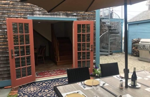 Newburyport Casa | Casa única en la ciudad con vistas al agua, patio / terraza, a pie de todo