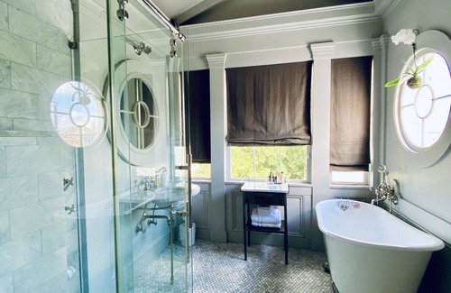 Lower Garden District Cama Y Desayuno | Circa 1838, Quintessential Southern Greek Revival Center Hall, Pool & Grounds
