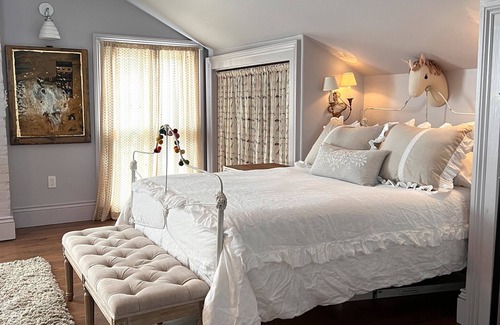 Lower Garden District Cama Y Desayuno | Circa 1838, Quintessential Southern Greek Revival Center Hall, Pool & Grounds