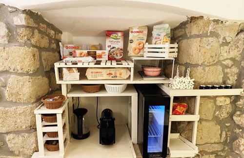 San Felice Circeo Apartamento | Circeii, apartamento con dormitorio, salón y exterior con bañera.