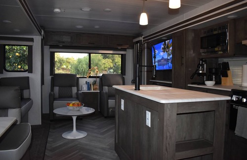 Temecula Casa | Citrus Grove in Temecula Wine Country - Resort like accommodations with Jacuzzi