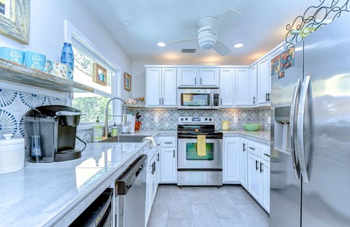 Dunedin Casa | Citrus Haven 2/1 in Dunedin Close to DT w backyard
