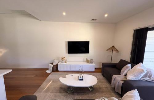 Altona North Casa | City & Beach Retreat