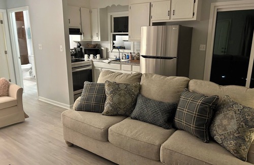 Lincolnton Casa | City cabin, 2-bedroom house with 2 full beds, custom shower, in Lincolnton.