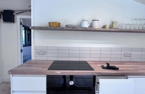 Ide Cabina | City Cabin w/ Cathedral Views, Private Deck/garden & Green Lane Walks to Pubs