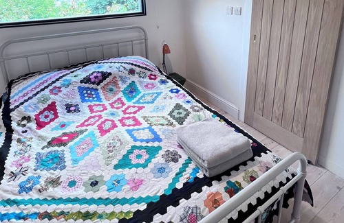 Ide Cabina | City Cabin w/ Cathedral Views, Private Deck/garden & Green Lane Walks to Pubs