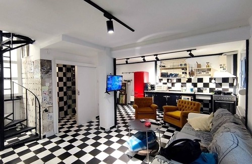 Thessaloniki Apartamento | City Center Artistic Loft,3 minutes from Thessaloniki’s Waterfront. Pet friendly