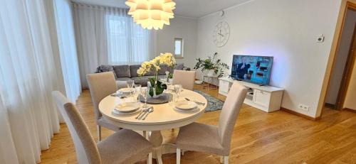 Kesklinn Apartamento | City Center Bright Home