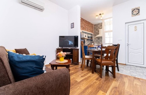 Plovdiv Center Apartamento | City Center Retro Chic Kapana 2-Bed Apartment