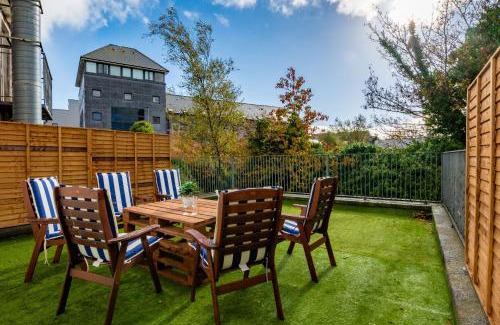 Galway City Centre Apartamento | City Centre Escape with LARGE Terrace, Sleeps 7