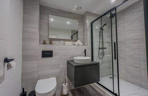 Hope Street Apartamento | City centre living, generous sized luxury 2 bedroom apartment. Monkey themed!
