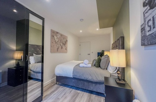 Hope Street Apartamento | City centre living, generous sized luxury 2 bedroom apartment. Monkey themed!