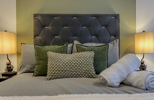 Hope Street Apartamento | City centre living, generous sized luxury 2 bedroom apartment. Monkey themed!
