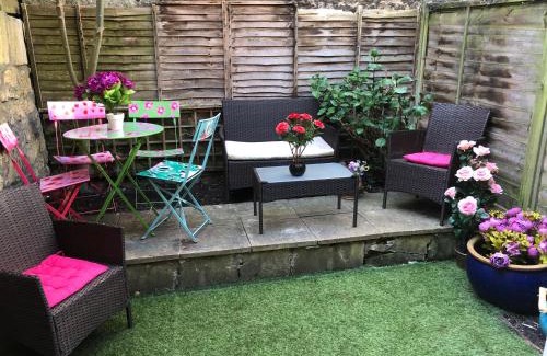 Upper Town Cama Y Desayuno | City Centre - Rivers Street, quiet 2 bed ground floor Georgian garden Apartment