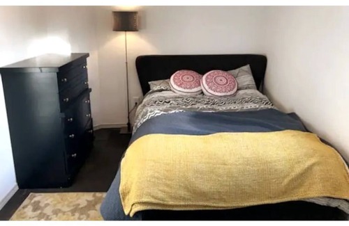 East End Casa | City close, full floor of home in the foothills