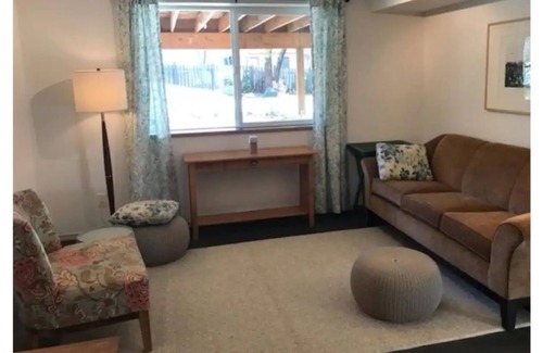 East End Casa | City close, full floor of home in the foothills