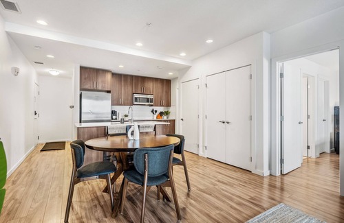 Rosscarrock Apartamento | City Comforts & XL Balcony | 2BR, AC, Parking