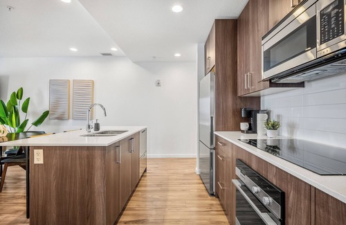 Rosscarrock Apartamento | City Comforts & XL Balcony | 2BR, AC, Parking