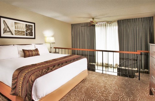 Wilburton Casa | City Escape! 2 Convenient Units, Outdoor Pool, Minutes to Bellevue Square