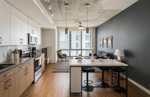 Five Points South Apartamento | City Escape 2BR Apt with Resort Amenities