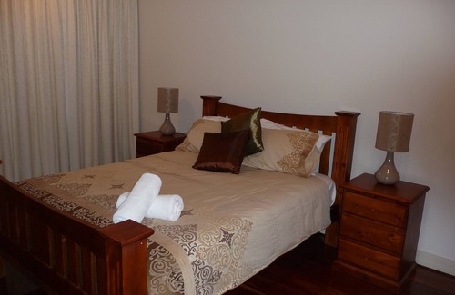 Adelaide Central Business District Hotel | City Escape 3BD in Adelaides East End 6