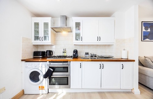 Cubitt Town Casa | Morden 2-bed House in Canary Wharf London