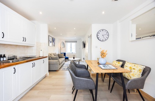 Cubitt Town Casa | Morden 2-bed House in Canary Wharf London