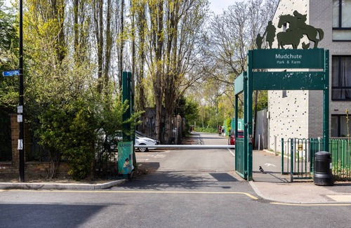 Cubitt Town Casa | Morden 2-bed House in Canary Wharf London